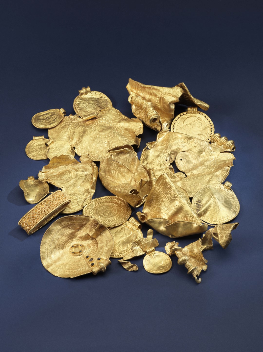 Studie detektorového nálezu zlatého římského pokladu odhaluje síť evropských elit